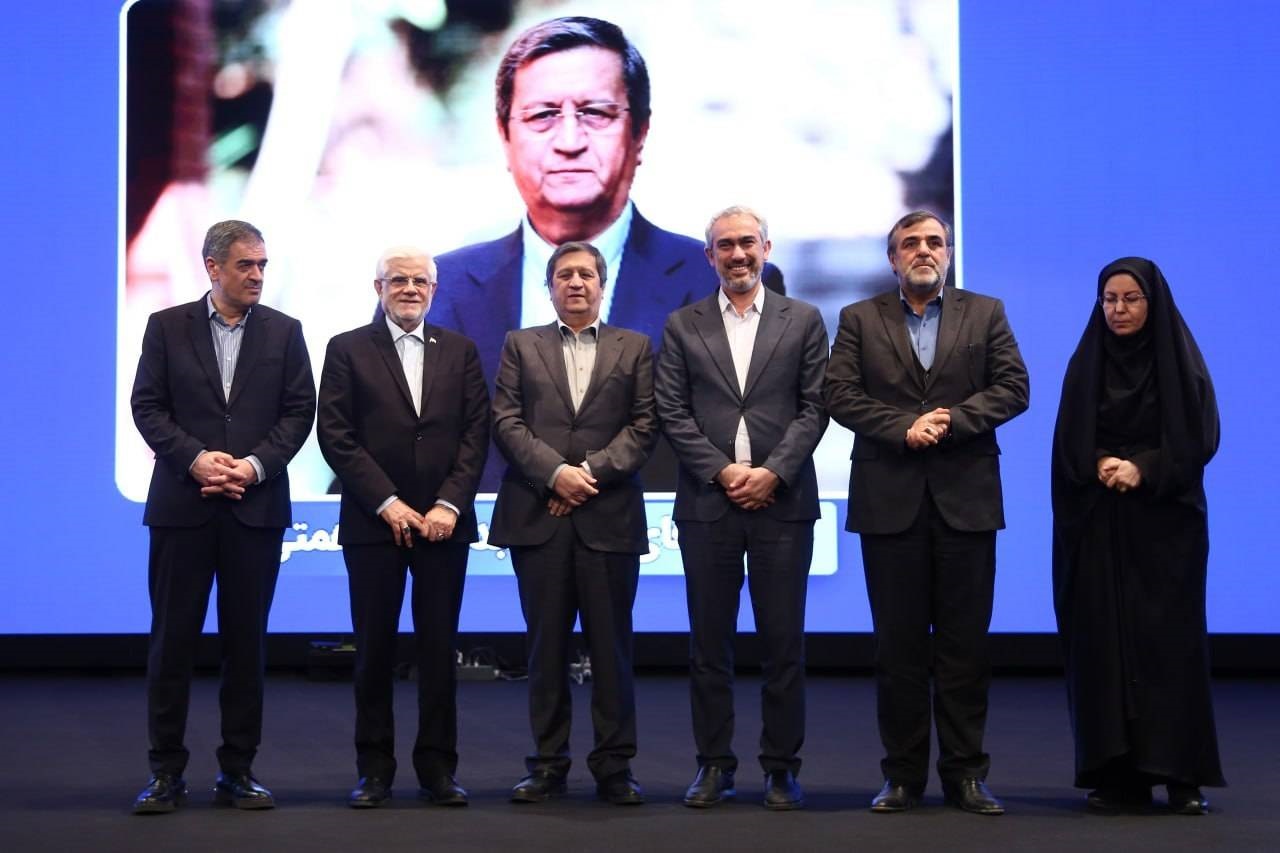 دكتر عبدالناصر همتی به‌عنوان چهره ماندگار صنعت بیمه در سال ۱۴۰۴ معرفی شد