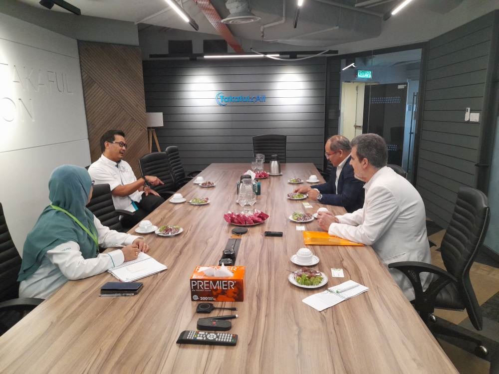 دیدار رئیس پژوهشكده بیمه با مدیر عامل انجمن تكافل مالزی و مدیران شركت تكافل مالزی